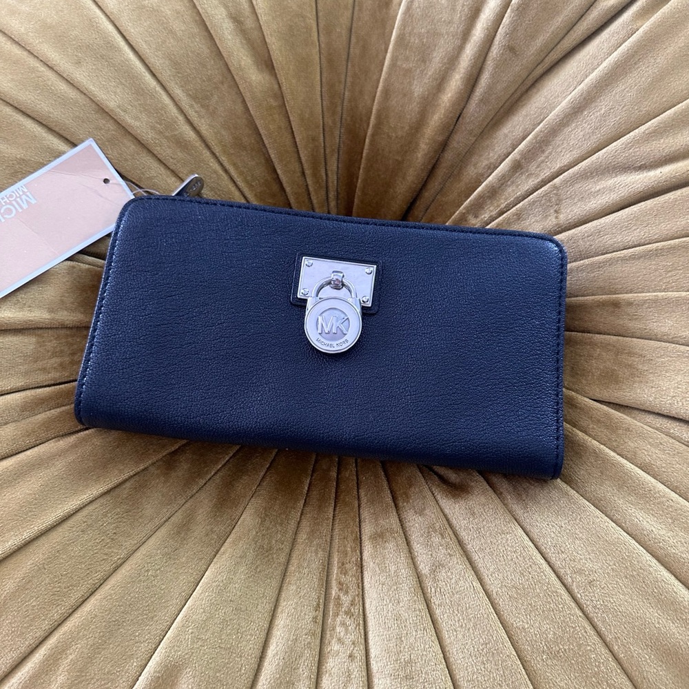 Michael Kors Hamilton Traveler Large
Zip Around Black Leather Wallet w/ Lock.